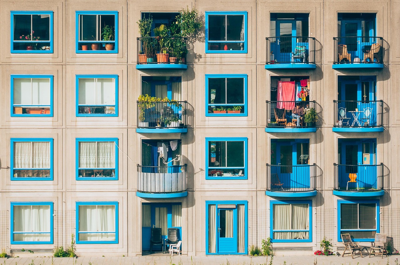 Balkon vol bloeiende planten en verse kruiden.
