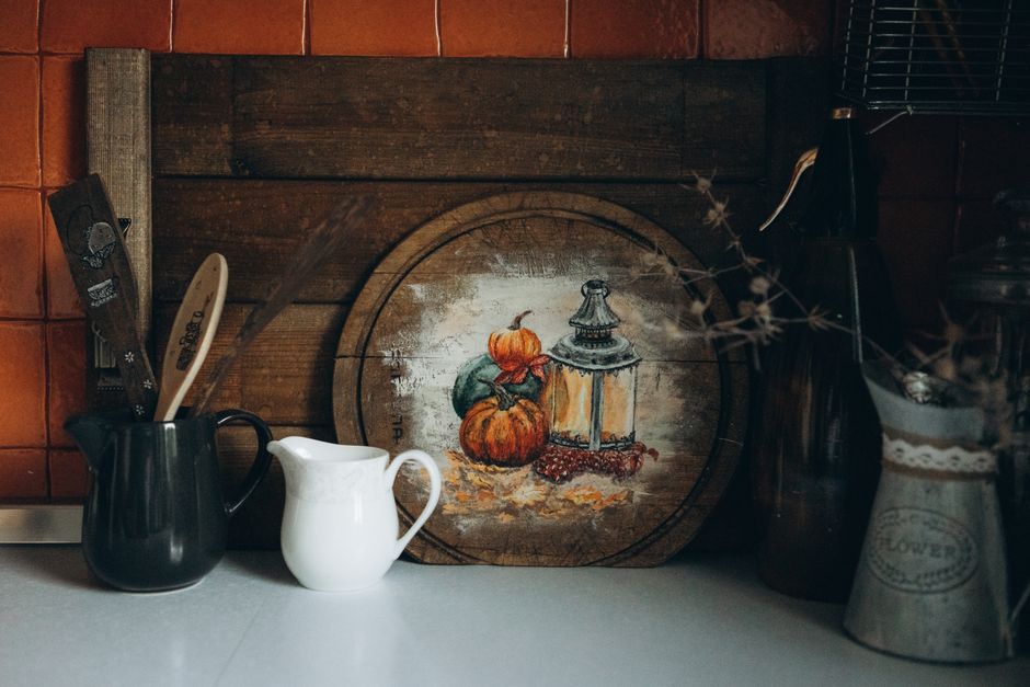 Gezellige herfsttaartjes vers geuren in keuken.