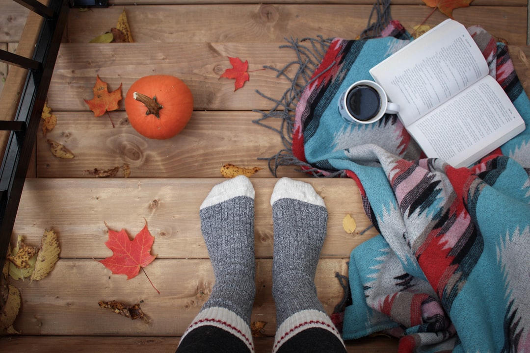 Vlinder schilderij met herfstbladeren en rijke kleuren.