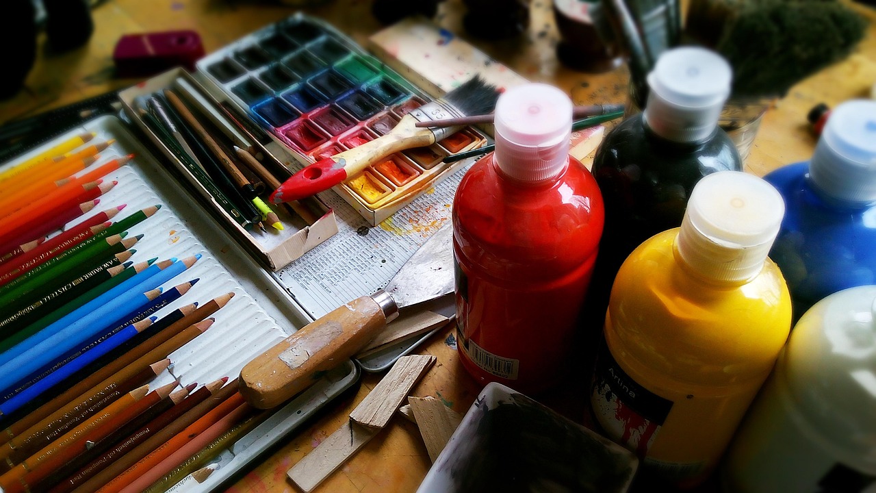 Handgeschilderde kikker kunstwerken op schouw.