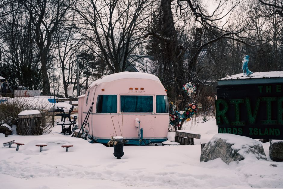Gordijntjes met winterse print voor sfeervolle caravan.