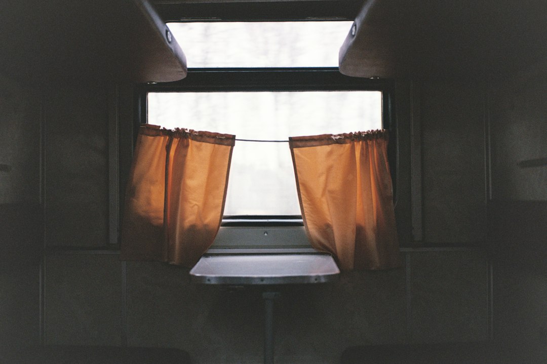 Warme gordijntjes houden warmte vast in caravan.